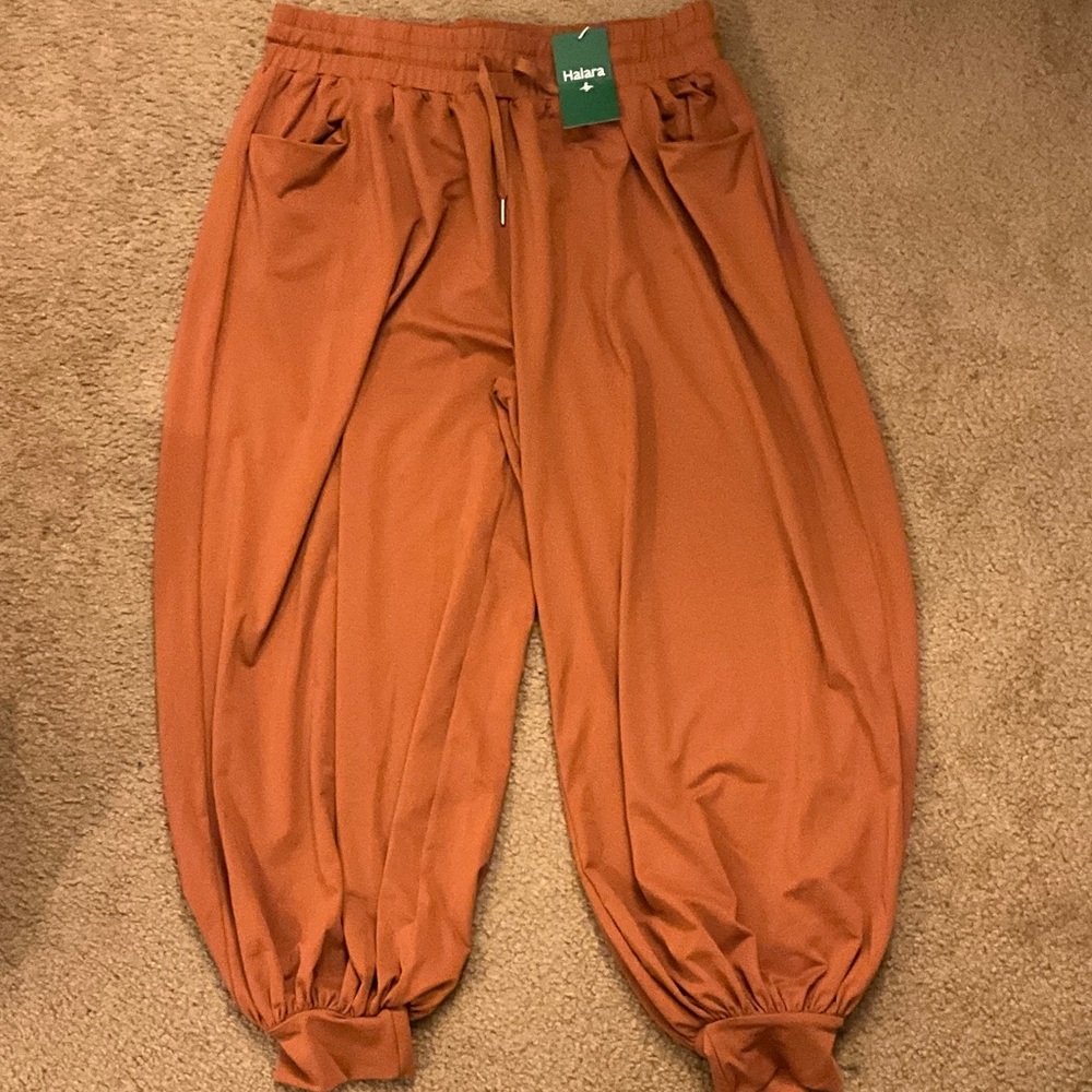 HALARA Balloon Joggers in Rust